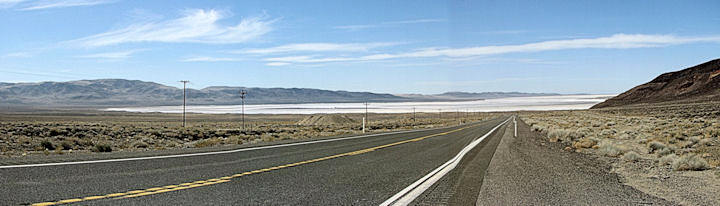Un lac de sel sur la route de Carson City.